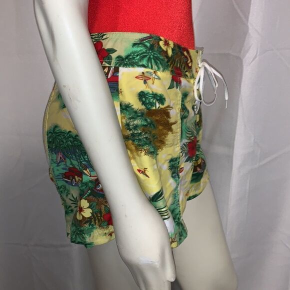 VGT surfer large floral print Hawaiian swim shorts. Size Large - Picture 5 of 8